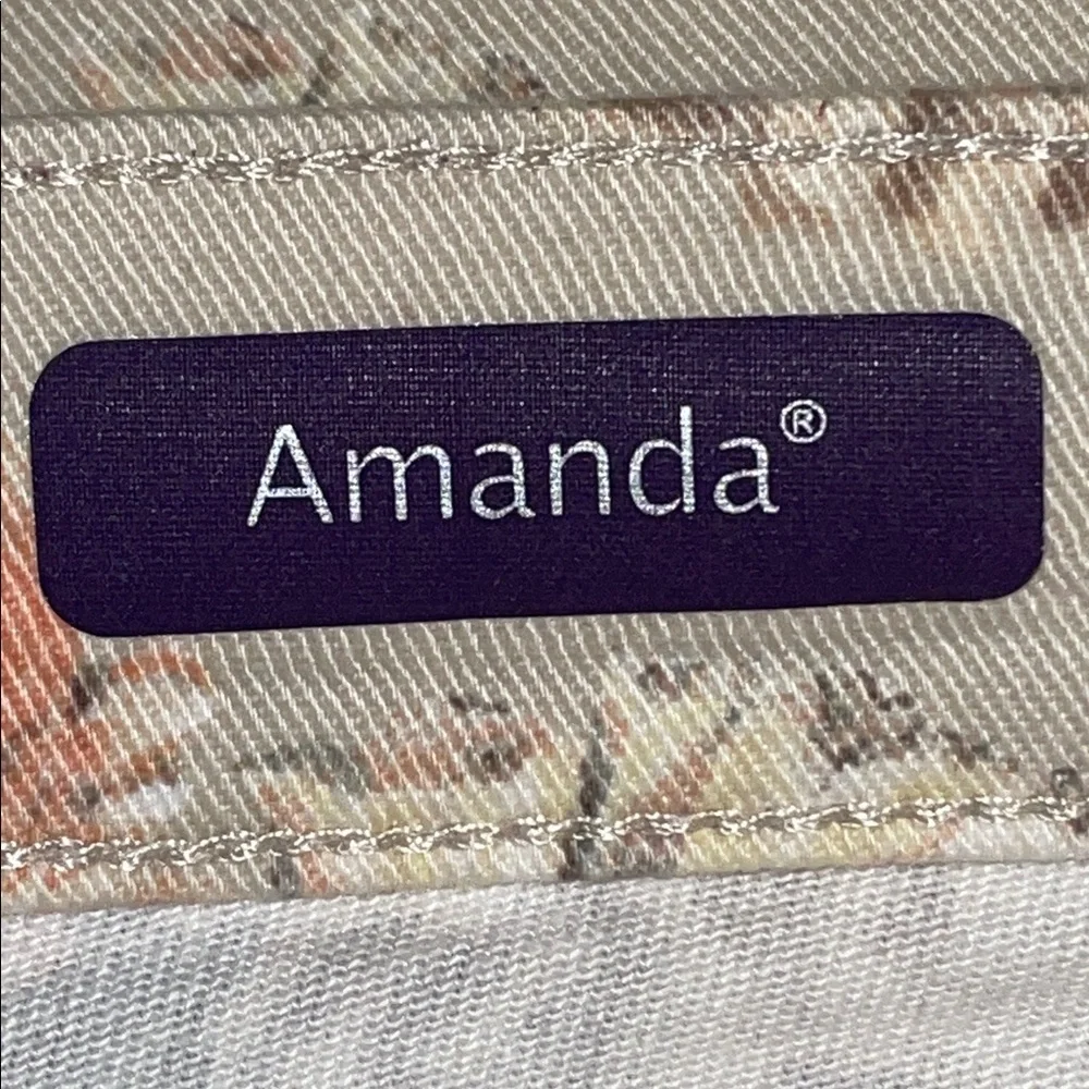 Gloria Vanderbilt Beige Floral Women's Capris. Size 14. - Picture 5 of 10
